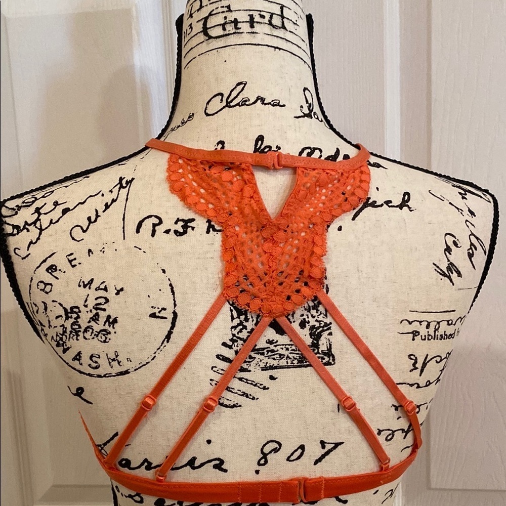 Victoria's Secret High Neck Crochet Scalloped Lace Keyhole Bralette Medium - Picture 7 of 15